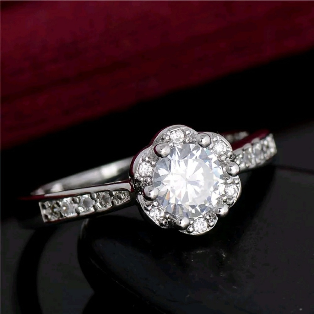 Last one💍18k white gold cz engagement ring